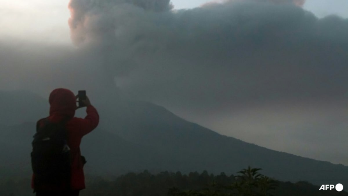 Mengunjungi gunung berapi adalah bisnis besar di Indonesia namun keselamatan menjadi sorotan setelah beberapa letusan termasuk gunung berapi Marapi.