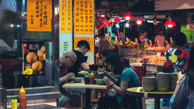 受防疫限制冲击 香港数千家酒吧餐馆或倒闭