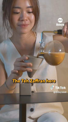 Évitez la file d'attente au magasin de plats à emporter très fréquenté de Tarik et visitez son café jumeau, où vous pourrez vous détendre et déguster des thés tarik ou siphonner dans un cadre industriel chic.  N'oubliez pas de prendre des photos OOTD !  Lien dans la bio pour en savoir plus 📍Tarik 92 Arab Street, #01-02 Singapour 199788 http://tinyurl.com/4n4rpypk
