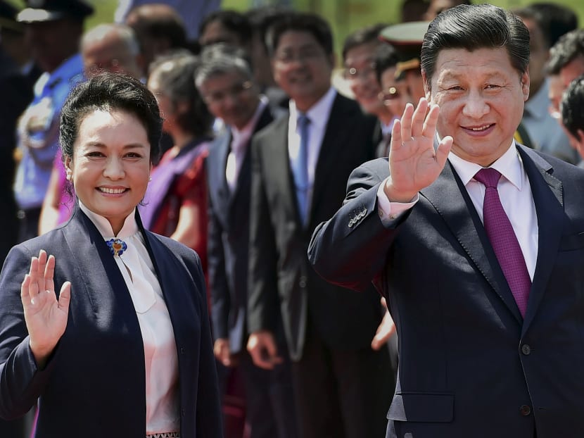 Chinese President Xi Jinping with his wife Peng Liyuan wave before their departure, in New Delhi, India, Sept. 19, 2014. Photo: AP/Press Trust of India