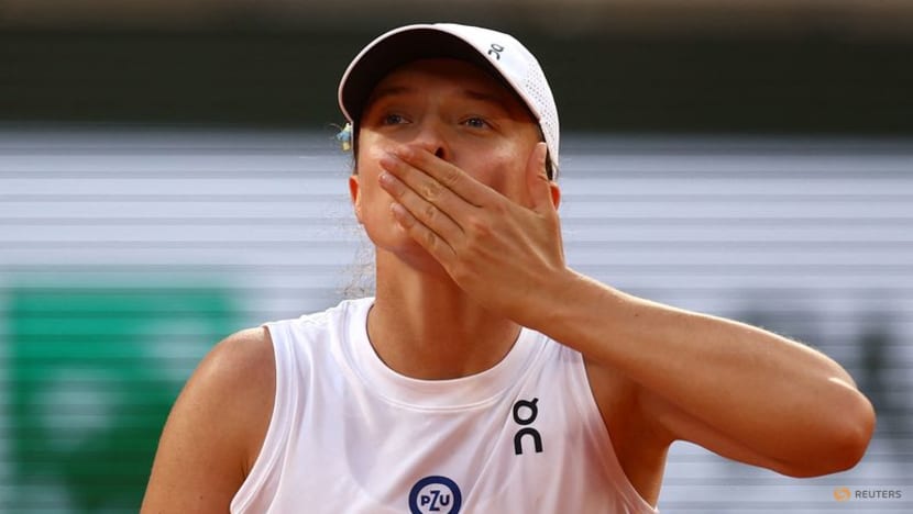 Swiatek feels the heat but ends Haddad Maia's run to reach Paris final