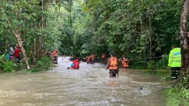 马国浮罗交怡大水灾 著名瀑布爆山洪困多人