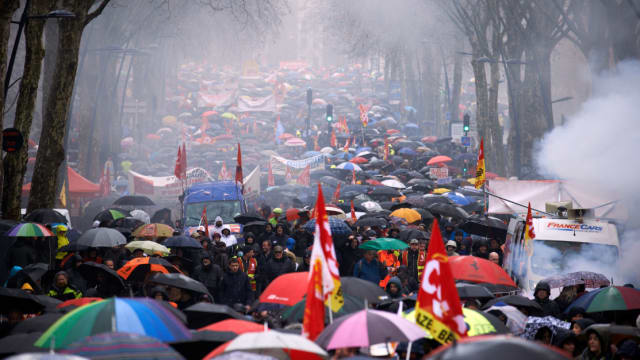 上百万人上街抗议 法国政府计划上调法定退休年龄至64岁
