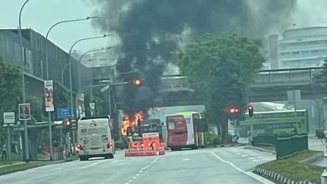 拖车义顺一带路上引擎着火 所幸无人伤亡