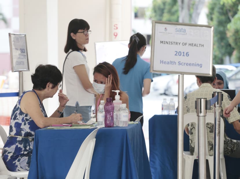 Residents being assisted by MOH staff at a MOH health screening at 203 Ang Mo Kio Ave 3, on June 16, 2016. Photo: Jason Quah/TODAY