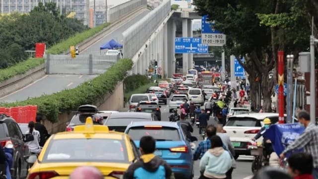 中国各地陆续放宽防疫 专家：一到两个月内疫情或大暴发