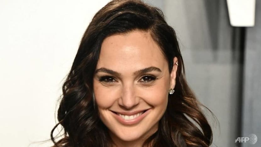 Gal Gadot accidentally cuts off tip of finger and her husband throws it away Gal Gadot accidentally cuts off tip of finger and her husband throws it away