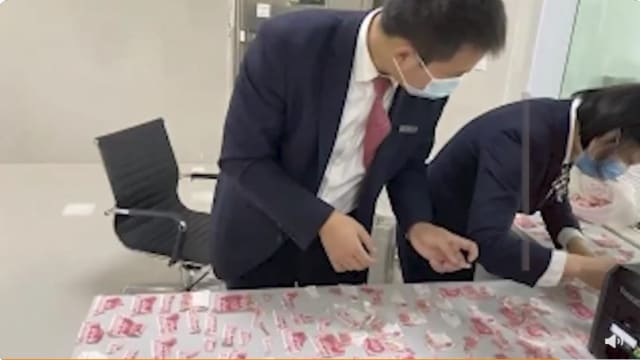 中国七岁童把数千元撕成碎钞 银行人员花11小时助拼回