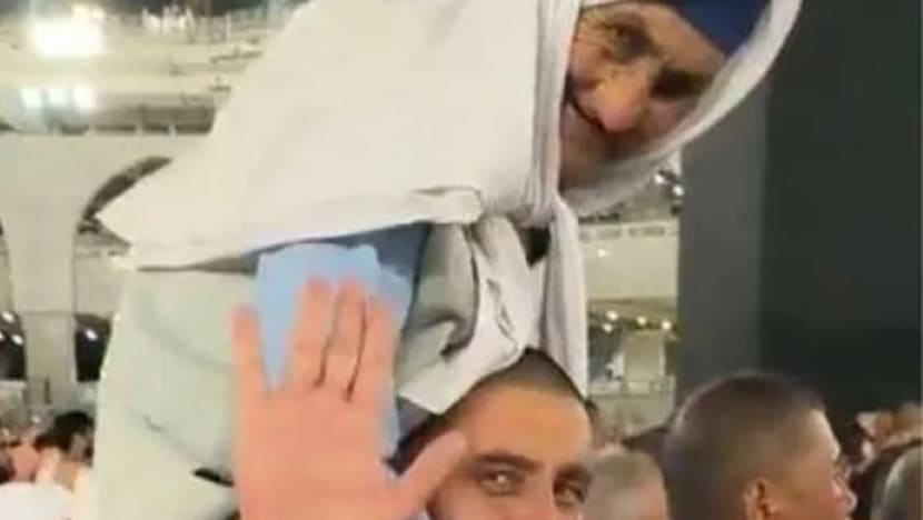 Netizen sebak lihat lelaki gendong ibu tawaf keliling Kaabah