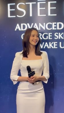 The stunning YoonA at Estée Lauder’s Beauty Sleep Lounge at Paragon. You can visit the pop-up from now ‘til Oct 10.
@yoona__lim 
@esteelauder_sg @gustocollectivesg