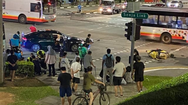 轿车摩托车在武吉班让路口相撞 33岁骑士送院 