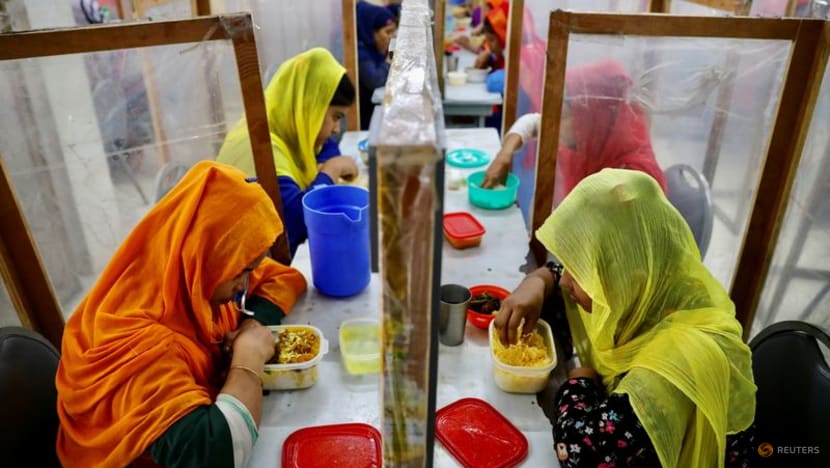 Retailers agree to extend Bangladeshi garment workers' safety pact Retailers agree to extend Bangladeshi garment workers' safety pact