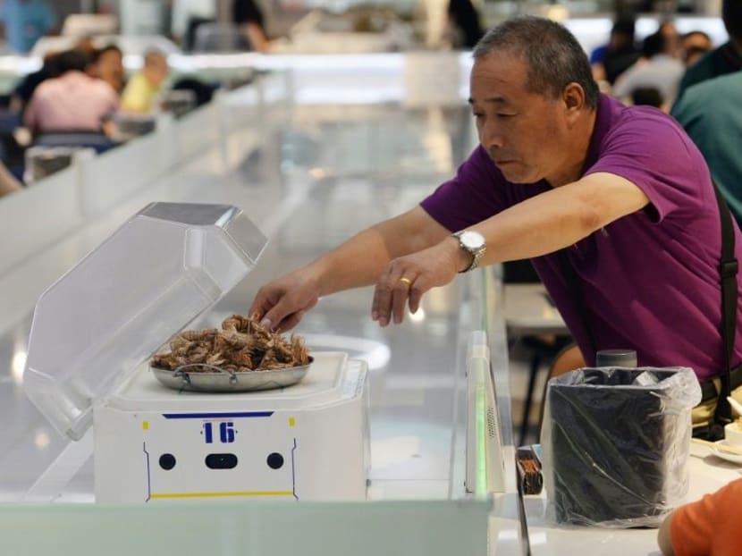 Chip labour: Robots replace waiters in China restaurant Chip labour: Robots replace waiters in China restaurant