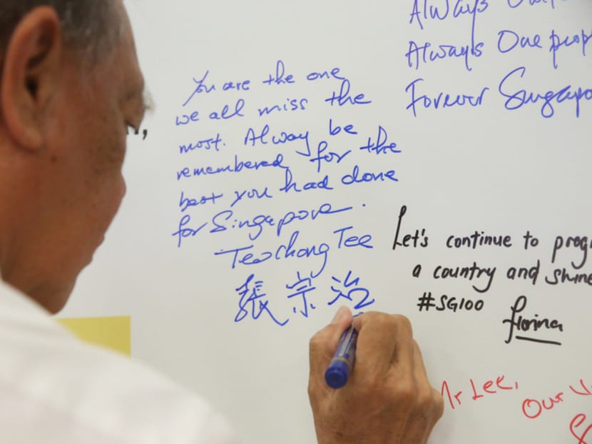 Former PAP MP for Changi Teo Chong Tee penning a tribute at the Remembering Lee Kuan Yew event at PAP Headquarters last week. Photo: Ooi Boon Keong Former PAP MP for Changi Teo Chong Tee penning a tribute at the Remembering Lee Kuan Yew event at PAP Headquarters last week. Photo: Ooi Boon Keong