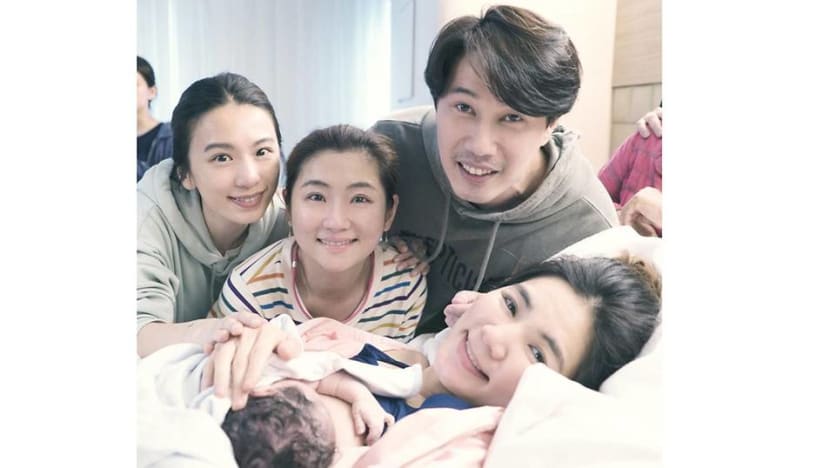 S.H.E takes first group picture with Ella’s son