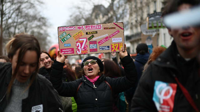 法国人连续七天上街抗议退休改革 但人数比预期少