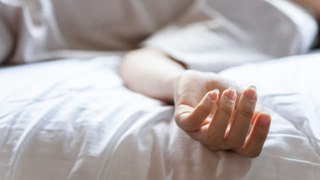 印尼女子装自杀博眼球 谁料脚滑意外丧命