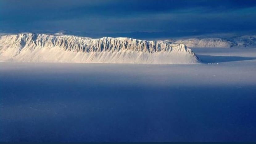Canada's last fully intact Arctic ice shelf collapses Canada's last fully intact Arctic ice shelf collapses