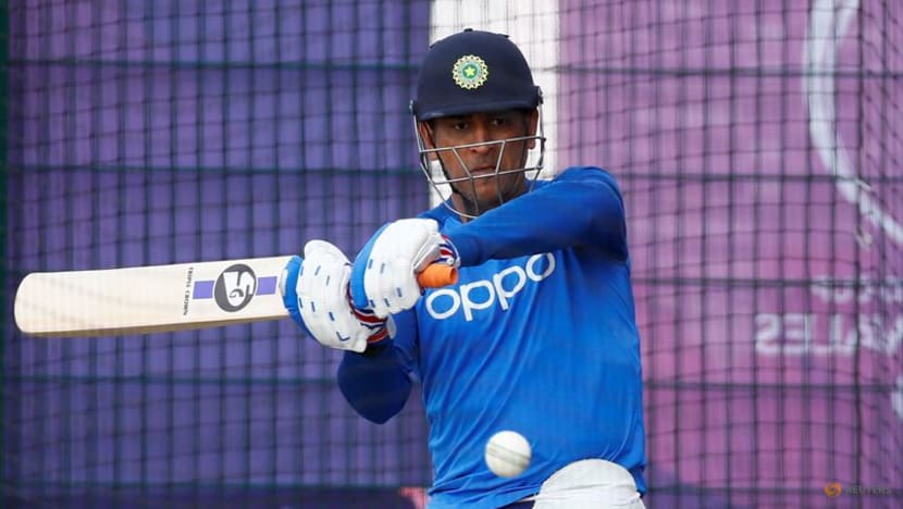 Dhoni hampered by knee injury, says Fleming Dhoni hampered by knee injury, says Fleming