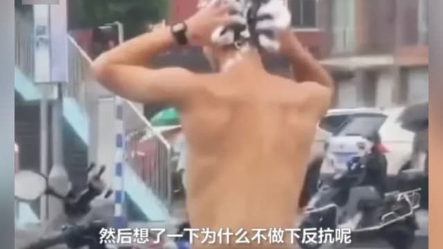 雨中等红绿灯 中国摩托车骑士“即兴”洗头被捕