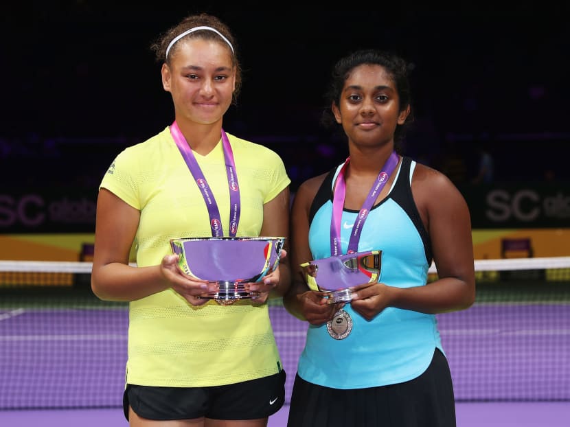 Winner Violet Apisah (left) of Australia with runner-up Shivani Amineni of India after their WTA Future Stars Under-16 Final. Photo: WTA