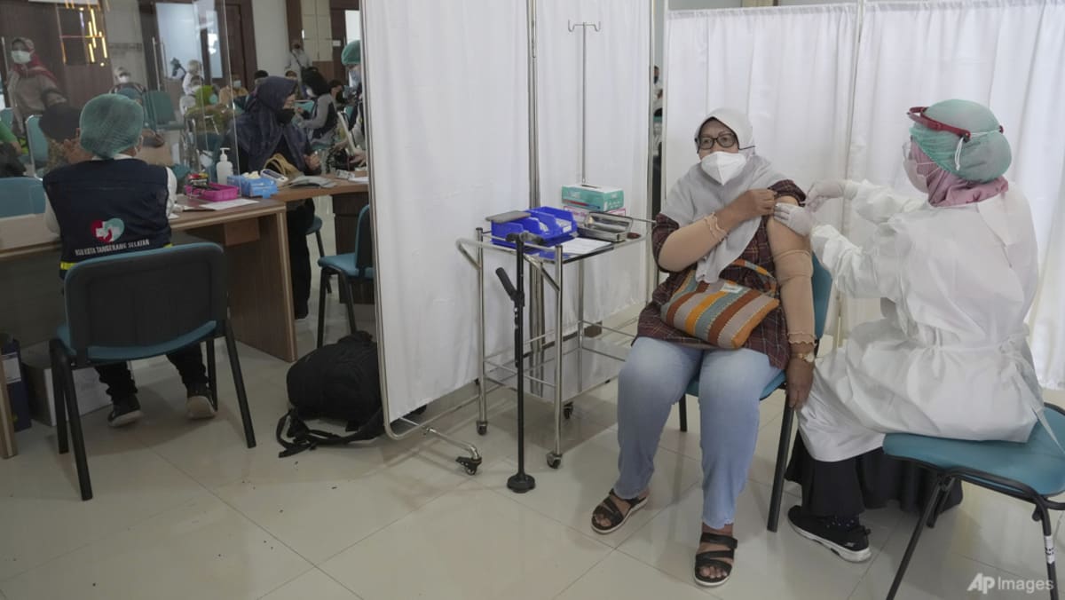 Mengapa tingkat vaksinasi penuh di Indonesia tertinggal dibandingkan negara-negara lain di kawasan ini