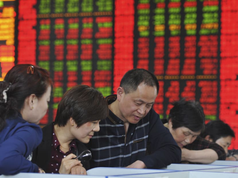 Chinese investors check stock prices at a stock brokerage in Fuyang city in central China's Anhui province. Photo: AP