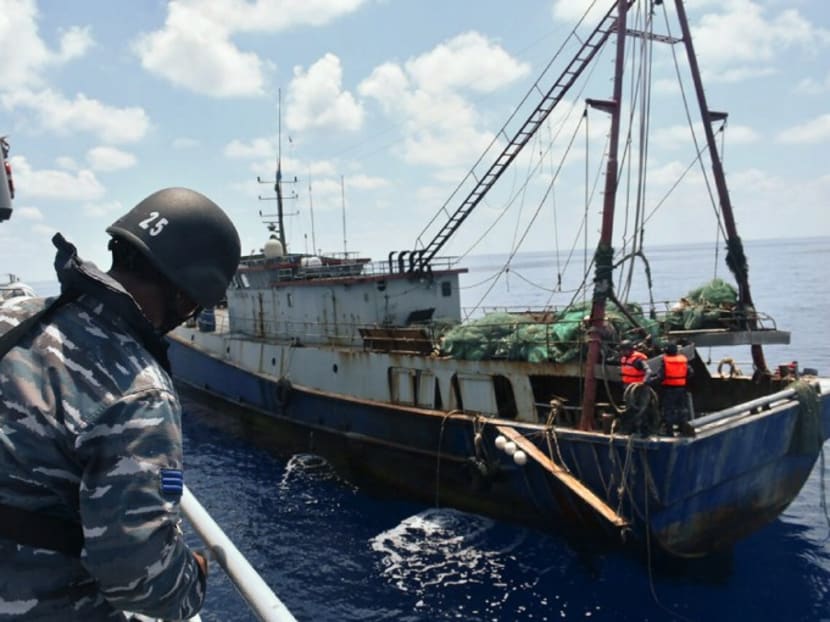 Indonesian war ship KRI Imam Bonjol (left) arresting a Chinese fishing boat in Natuna water. Photo: Indonesian navy, via AFP