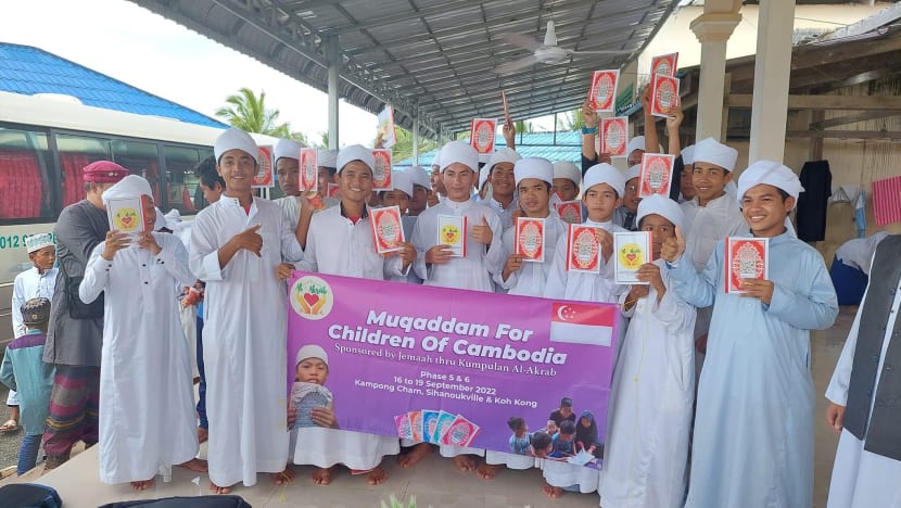 Usaha murni sekumpulan rakan sekolah lama agih 10,000 naskhah Muqaddam di Kemboja 