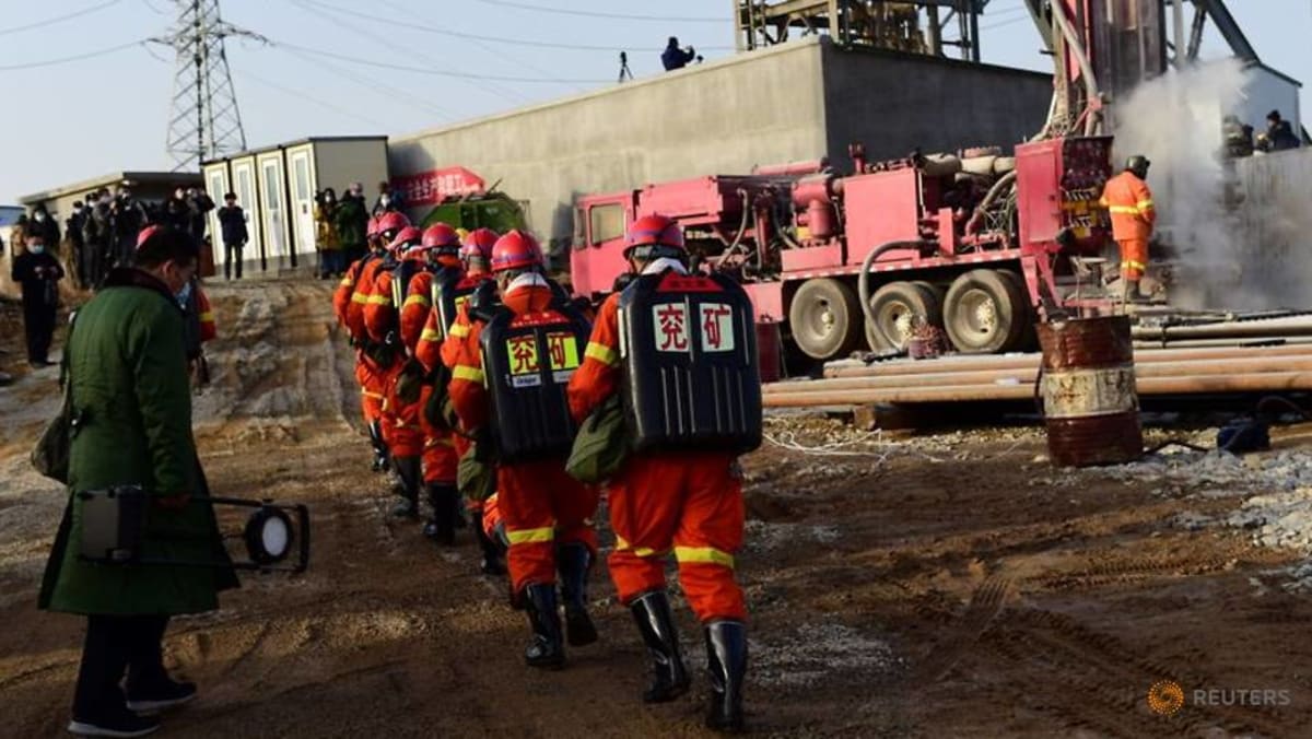 11 pekerja yang terjebak selama 2 minggu telah diselamatkan dari tambang emas China