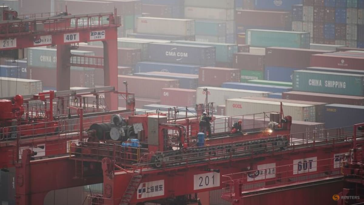 Perdagangan Tiongkok menyusut secara tak terduga karena pembatasan akibat COVID-19, dan perlambatan global mendorong permintaan