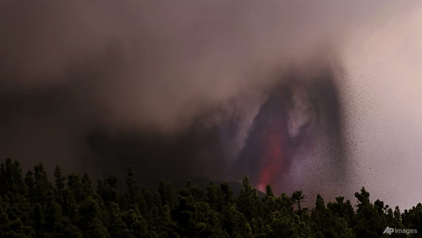 La Palma volcano spews lava again after brief pause La Palma volcano spews lava again after brief pause