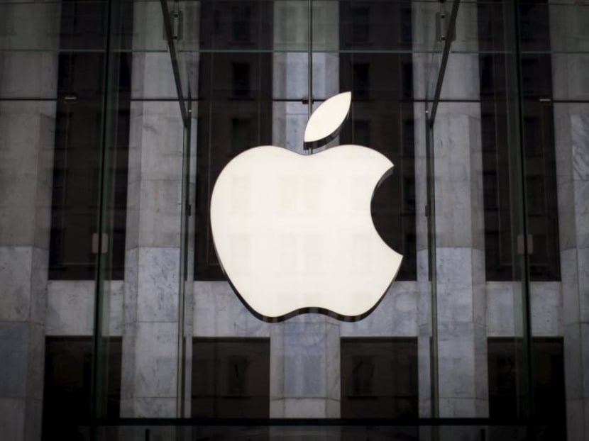 An Apple logo hangs above the entrance to the Apple store on 5th Avenue in the Manhattan borough of New York City, July 21, 2015. Photo: Reuters