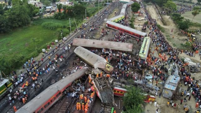印度列车脱轨千人死伤 因维修时信号连接错误导致