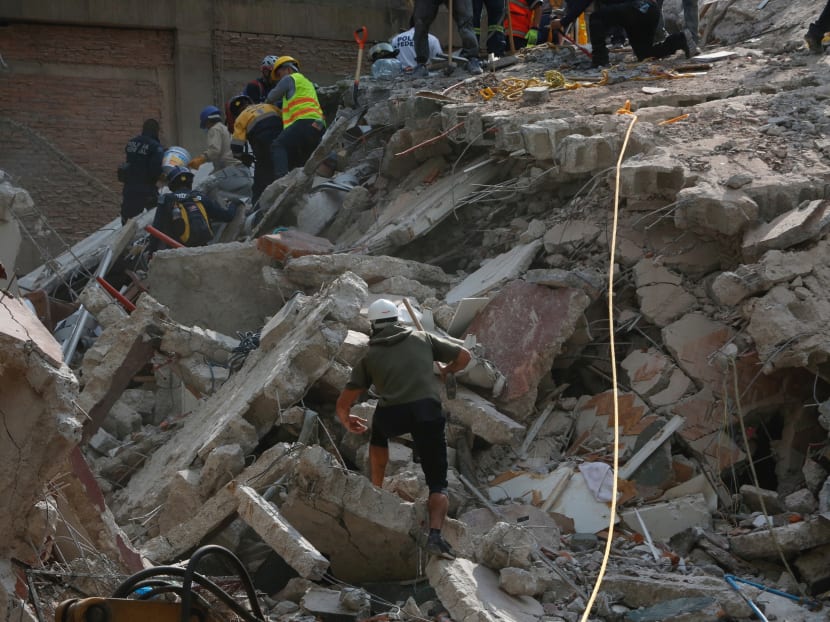 People clear rubble after an earthquake hit Mexico City, Mexico September 19, 2017. Photo: Reuters