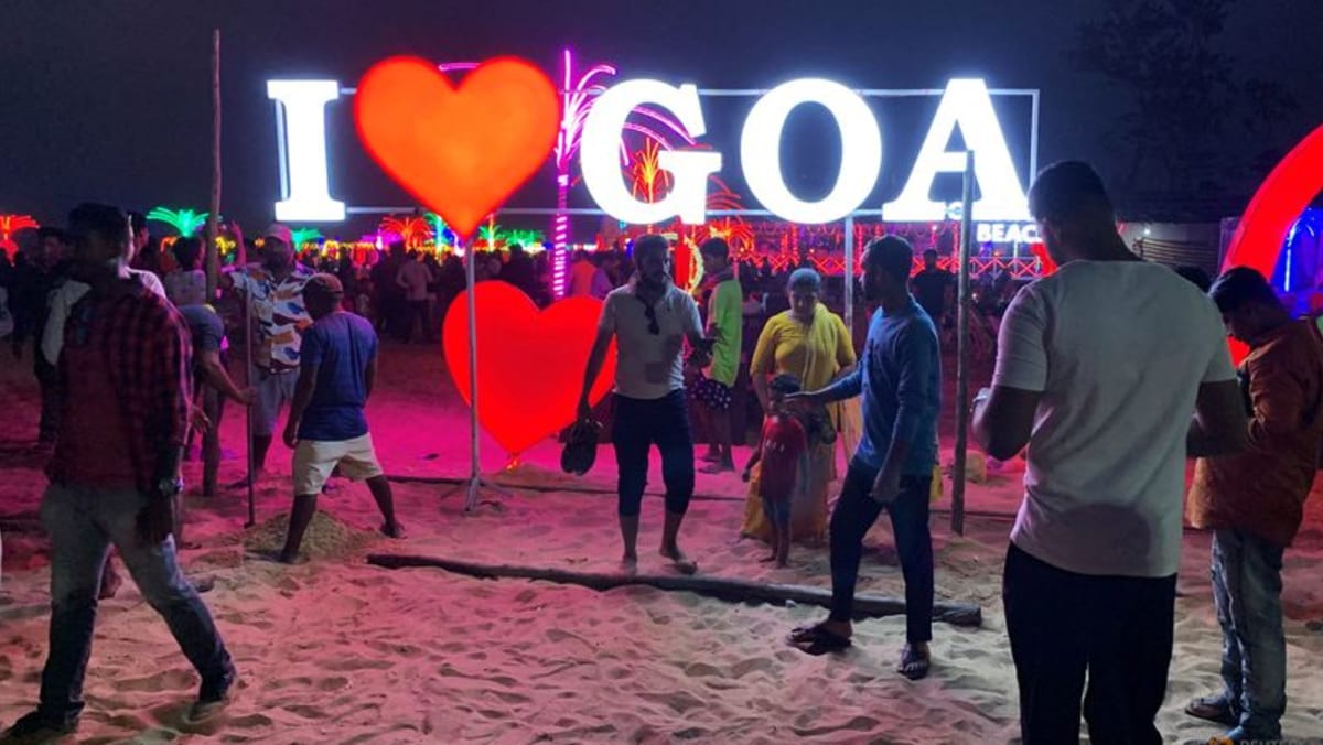 Pantai Goa dipadati turis domestik saat India memperketat aturan COVID-19