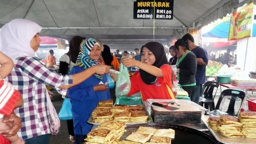 ‘It doesn’t feel like Hari Raya’: Malaysia’s Ramadan vendors fret over slow sales amid COVID-19 ‘It doesn’t feel like Hari Raya’: Malaysia’s Ramadan vendors fret over slow sales amid COVID-19