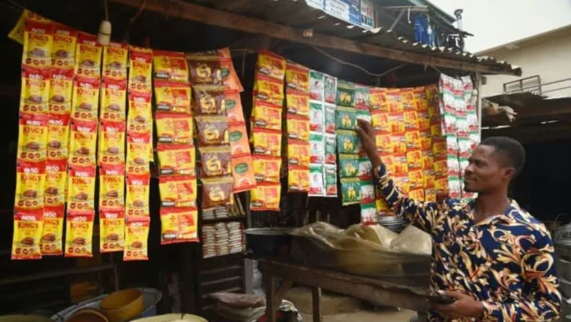 நைஜீரியாவில் அதிகரிக்கும் செலவினம்... சிறிய அளவுகளில் பொருள்களை வாங்கும் மக்கள் நைஜீரியாவில் அதிகரிக்கும் செலவினம்... சிறிய அளவுகளில் பொருள்களை வாங்கும் மக்கள்