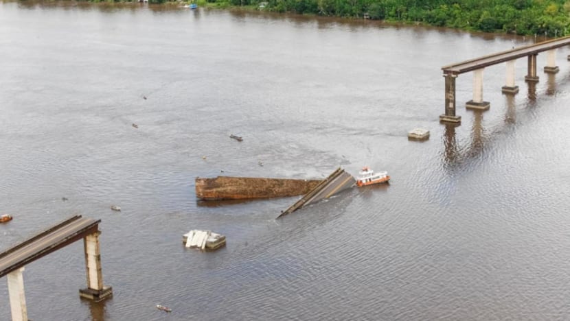 Jambatan Brazil runtuh dek dilanggar kapal