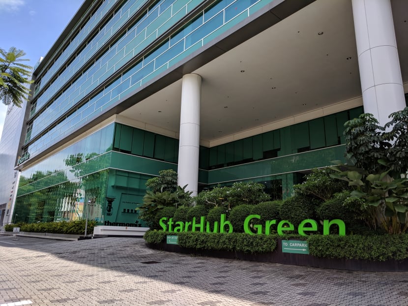 On Oct 3, StarHub announced that it was laying off about 300 of its 2,500 employees as part of a S$25 million restructuring exercise. On Oct 3, StarHub announced that it was laying off about 300 of its 2,500 employees as part of a S$25 million restructuring exercise.