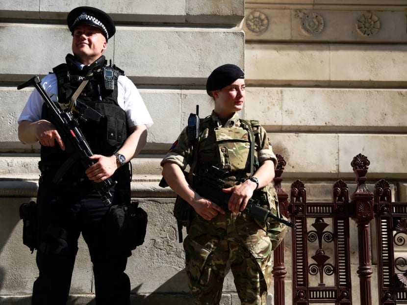 A soldier and a police officer stand in Downing Street in London, Britain, May 25, 2017. Photo: Reuters