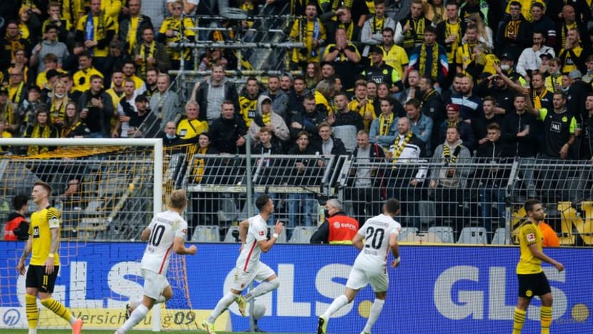 Wasteful Dortmund beat 2-1 Augsburg to move into second place Wasteful Dortmund beat 2-1 Augsburg to move into second place