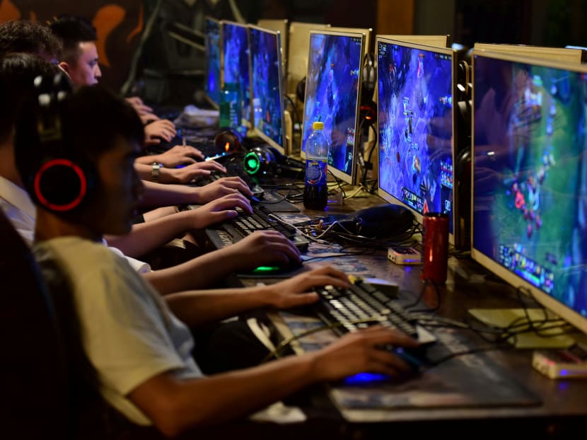 People play online games at an internet cafe in Fuyang, Anhui province, China on Aug 20, 2018. People play online games at an internet cafe in Fuyang, Anhui province, China on Aug 20, 2018.