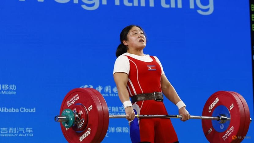 "Siêu nhân" Triều Tiên khiến cả TG sốc khi phá 11 kỷ lục chỉ sau 1 phần thi tại ASIAD 3 Games-North Korean weightlifter sets new world record in Hangzhou - CNA