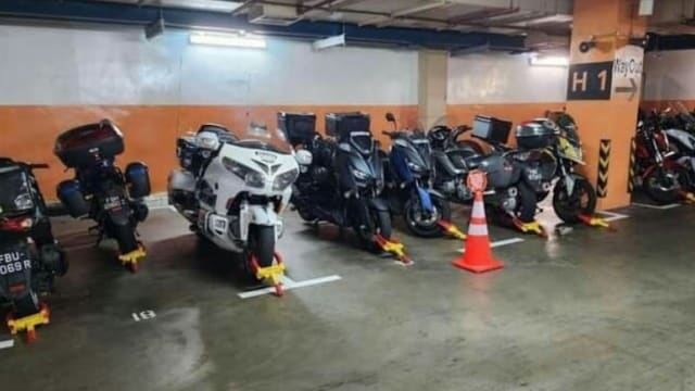 占用国大医院汽车停车位 一排九辆摩托车轮被上锁