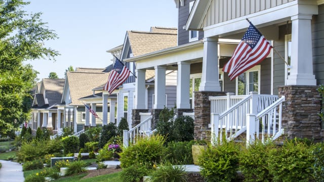 美国二手房屋销量微升 但房价创12年最大跌幅