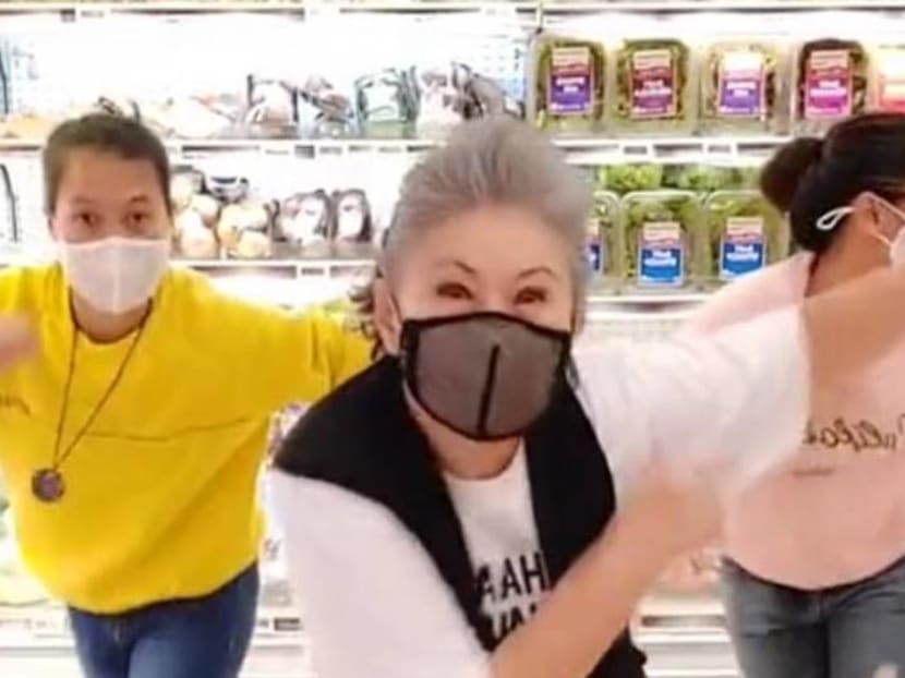 Veteran actress Jin Yinji dances to BTS in TikTok video, perfectly executes high kick Veteran actress Jin Yinji dances to BTS in TikTok video, perfectly executes high kick