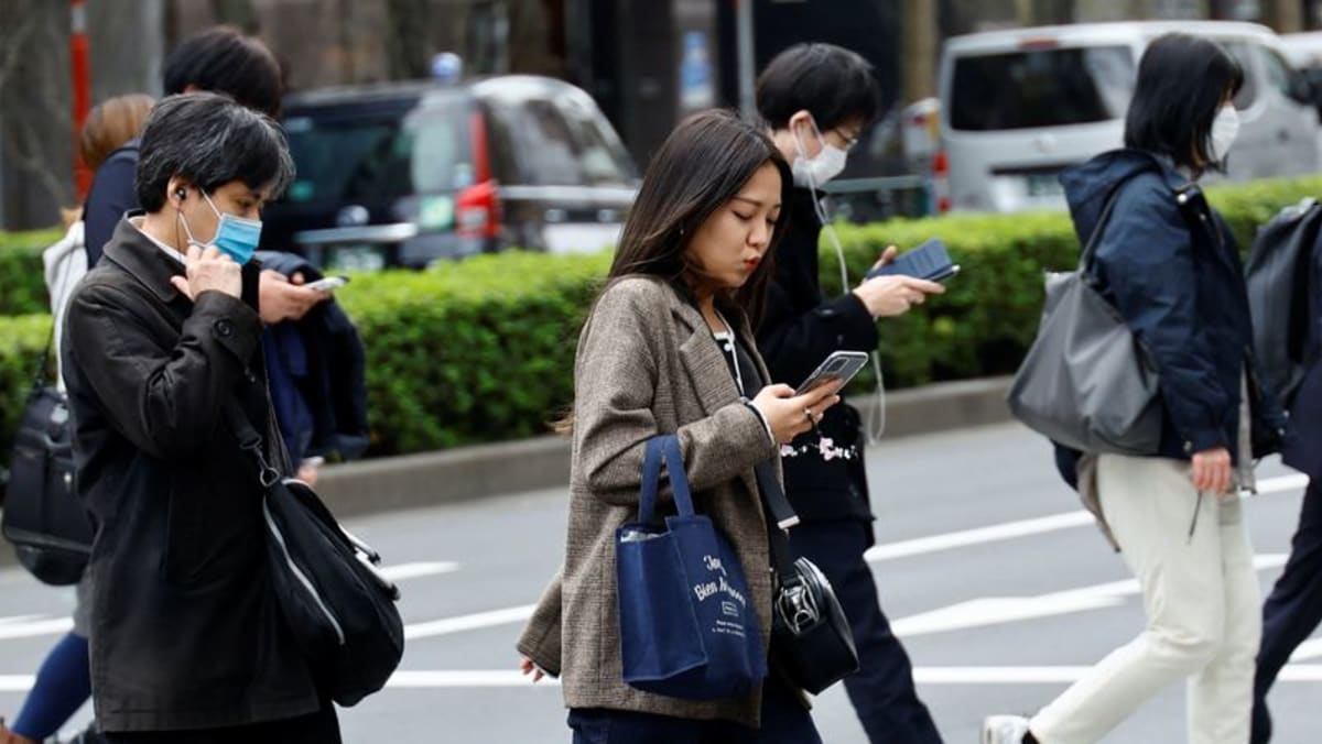 Jepang semakin melonggarkan aturan penggunaan masker di tengah pelonggaran pedoman COVID-19