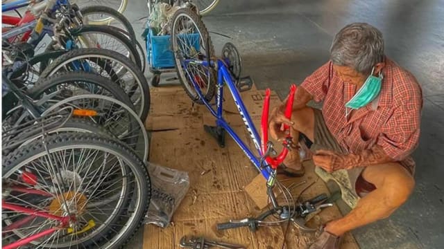 八旬老翁组屋楼下修脚踏车 为挣每月洗肾费