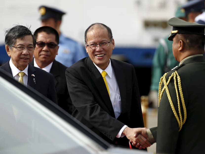 Philippines' President Benigno Aquino (C) is greeted upon his arrival at Haneda international airport in Tokyo, Japan, June 2, 2015. Photo: Reuters